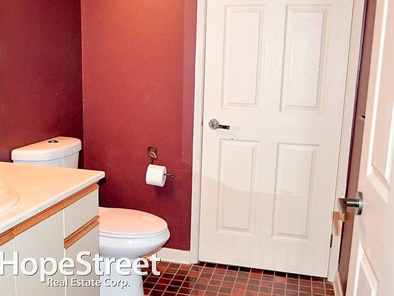 4th image of 1100 8th Ave SW #902