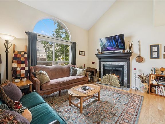 3rd image of 1022 N Knollwood Dr