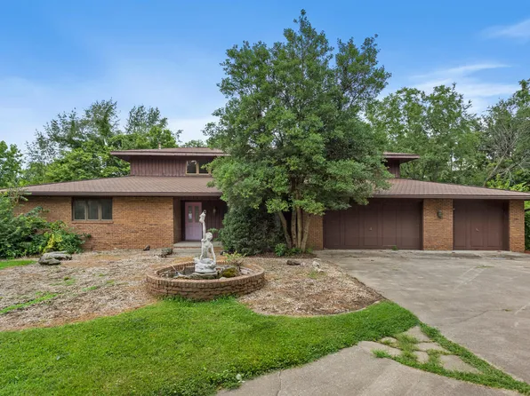 1002 Timberview Ln, Monticello, IL 61856