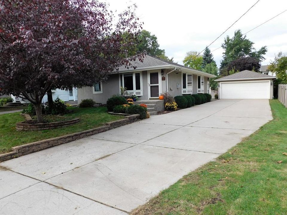 1st image of 211 40th Ave NE