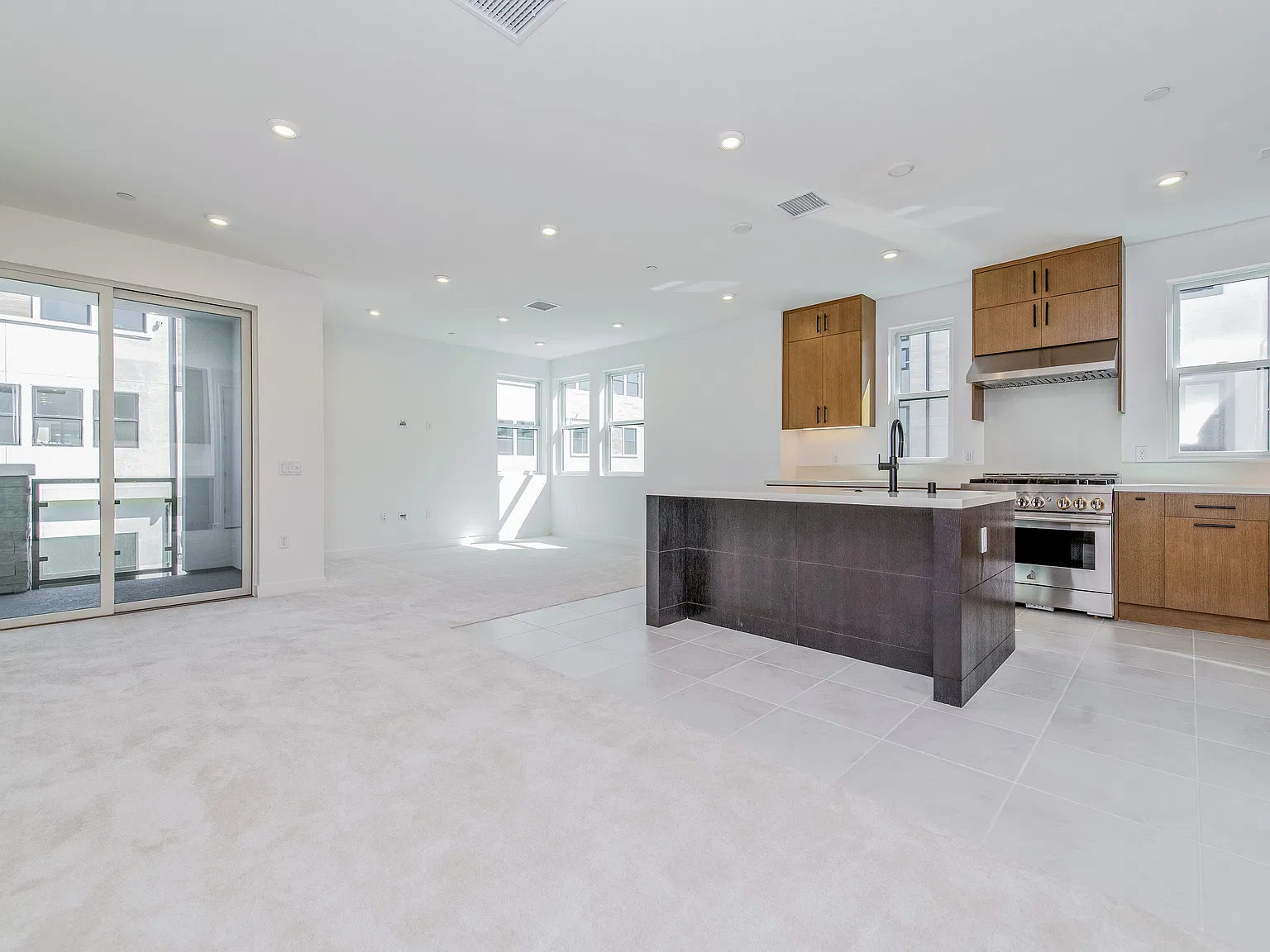 3 bed, 2.5 bath, 1476 sqft, $4,700 — Photo 3