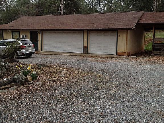 3 car garage w/pit, guest ho