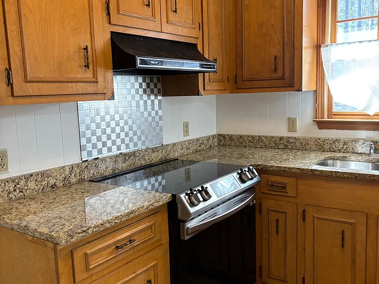 1460 Crowndale Dr — Photo 10
