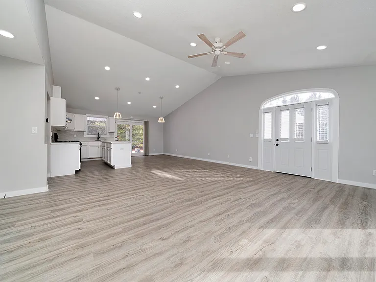 112 Liverpool Dr SE — Photo 9