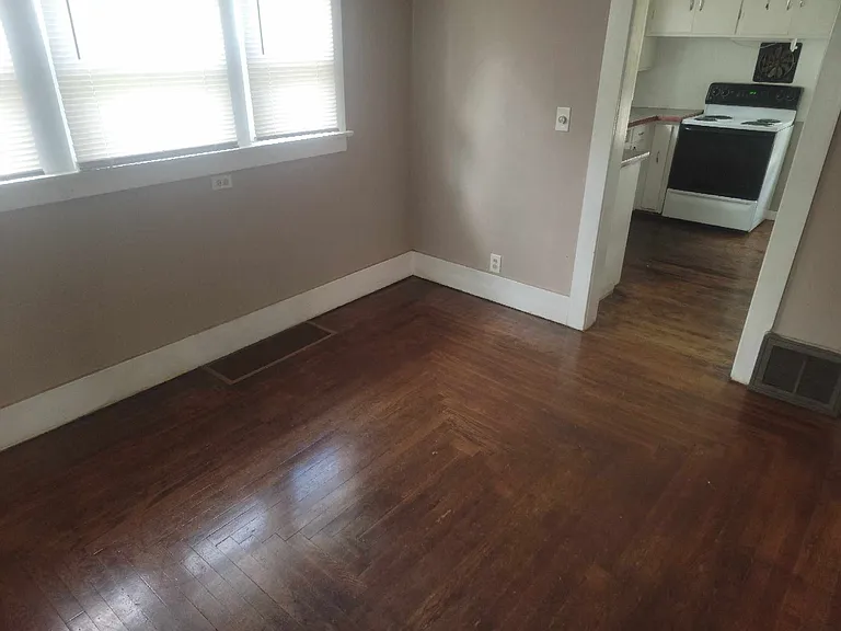 127 Kingman Ave E — Photo 10