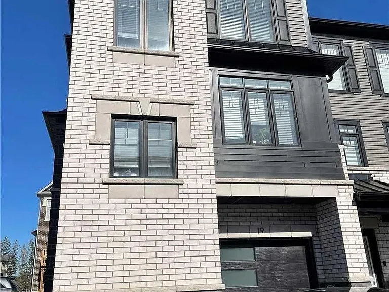 19 Ambereen Pl — Photo 2