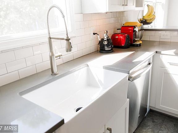 Kitchen - Gorgeous quartz countertops