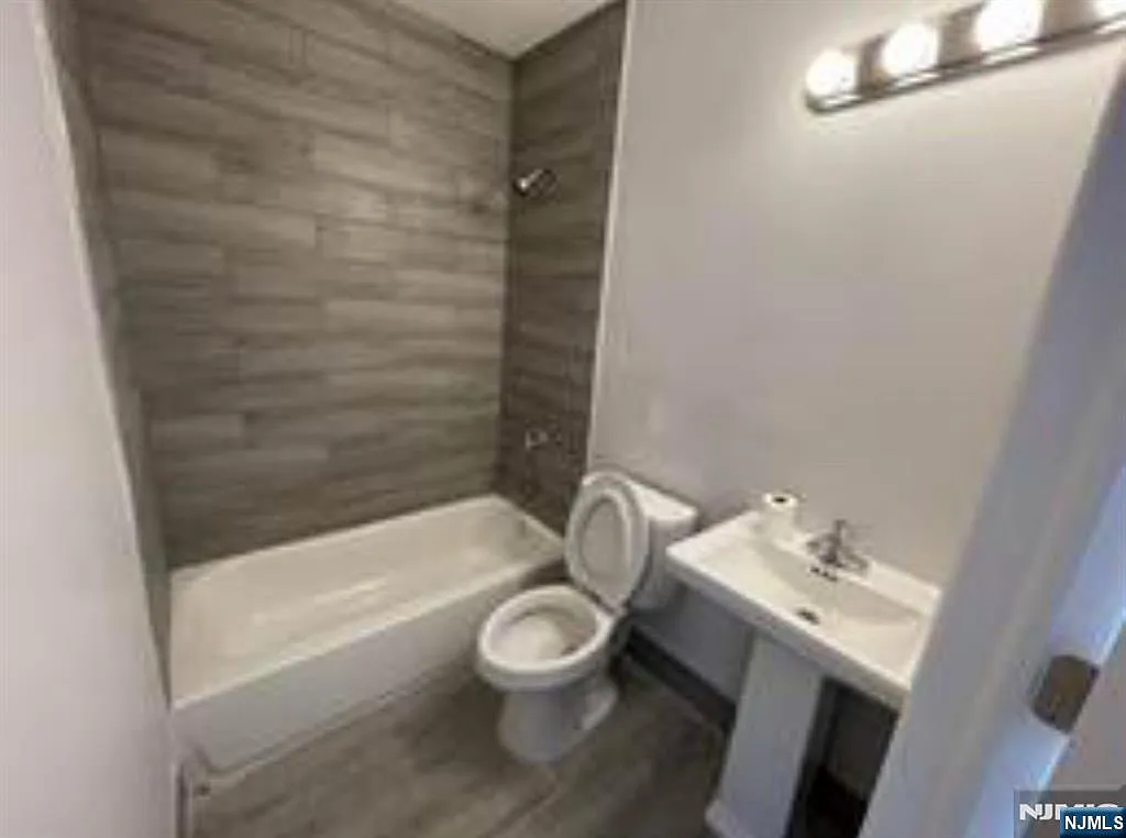 2 bed, 1.0 bath, $1,660 — Photo 2