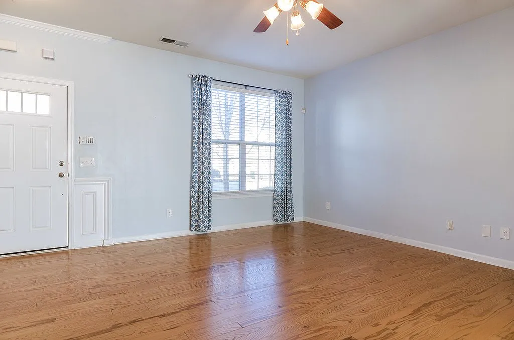3 bed, 2.0 bath, 1283 sqft, $1,895 — Photo 1