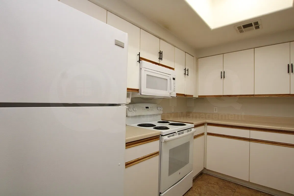 3 bed, 2.0 bath, 1064 sqft, $1,799 — Photo 3