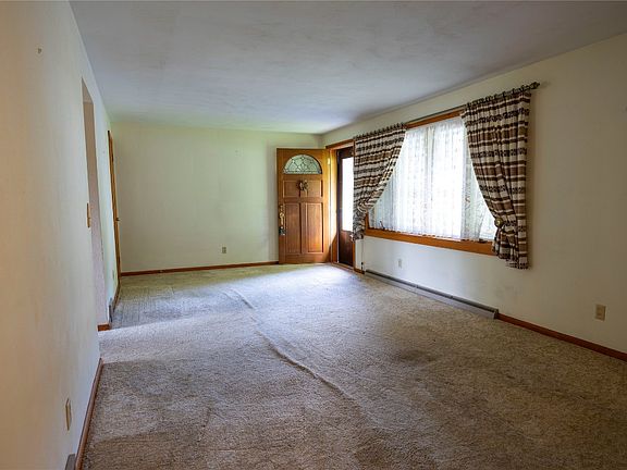 4th image of 11 Lillian Dr
