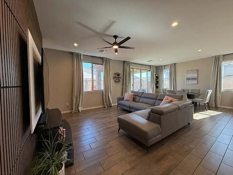 11037 W Hadley St — Photo 24