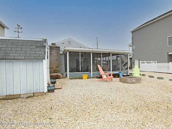 3rd image of 23 Lake Saint Clair Dr