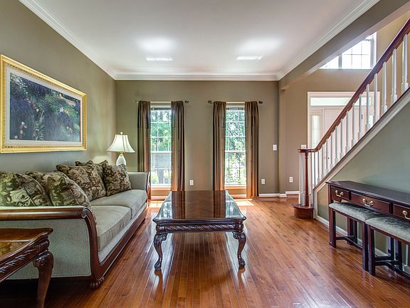 4th image of 804 Millbrook Cir