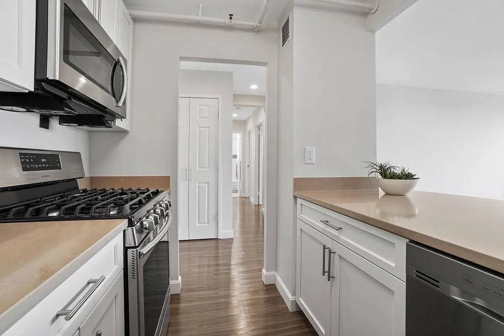 900 Huron Ave — Photo 3