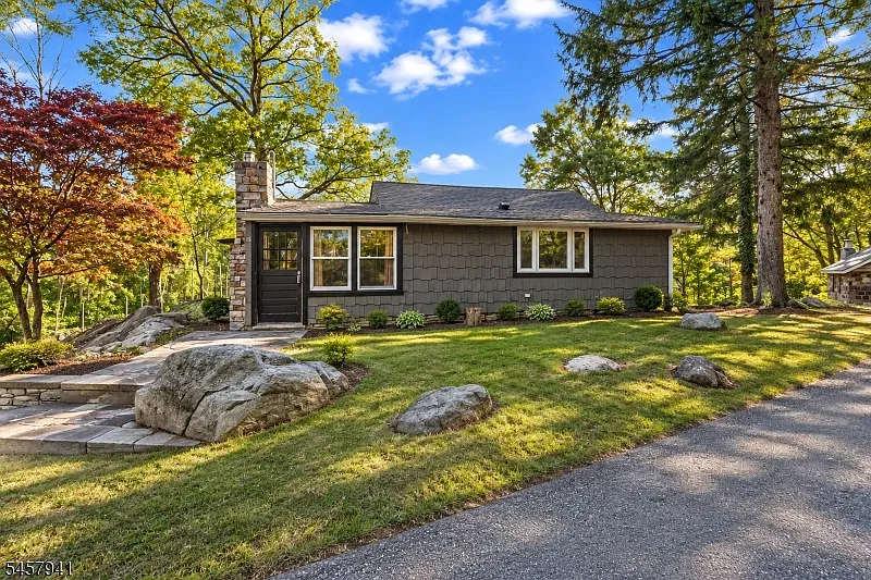 2 bed, 1.0 bath, $2,550 — Photo 2