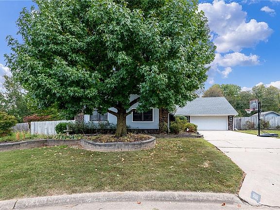 2nd image of 601 S Chateau Dr