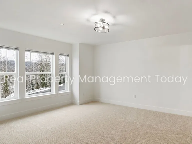 300 Larson St W — Photo 18