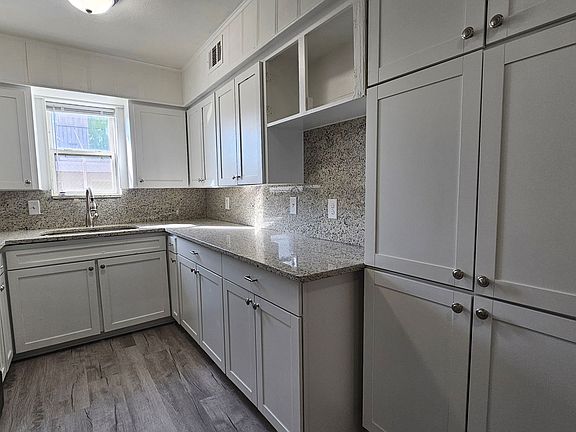 5th image of 2420 Louise St APT 4