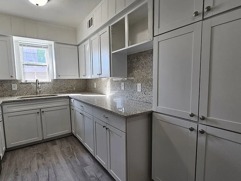 2420 Louise St — Photo 5