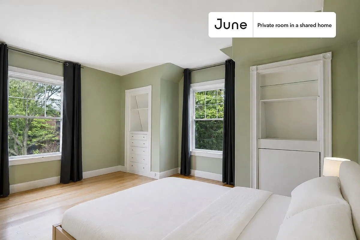 Queen bedroom in 7 bed/2.5 bath home in Harvard Square (Cambridge) #443 B — Photo 1