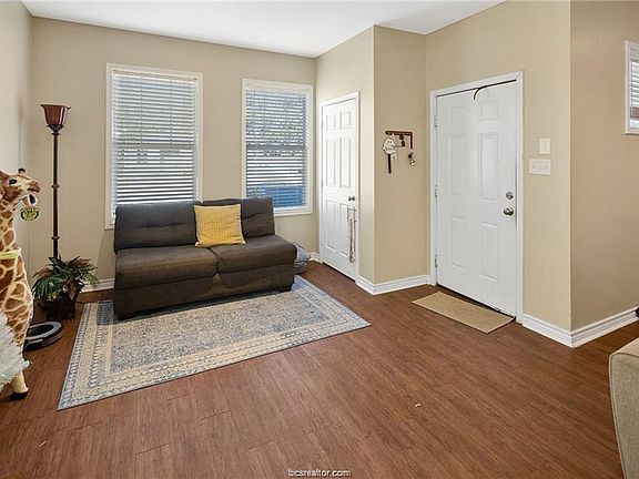 3rd image of 409 Foch St