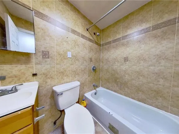 24-09 Brookhaven Avenue image 12 of 13