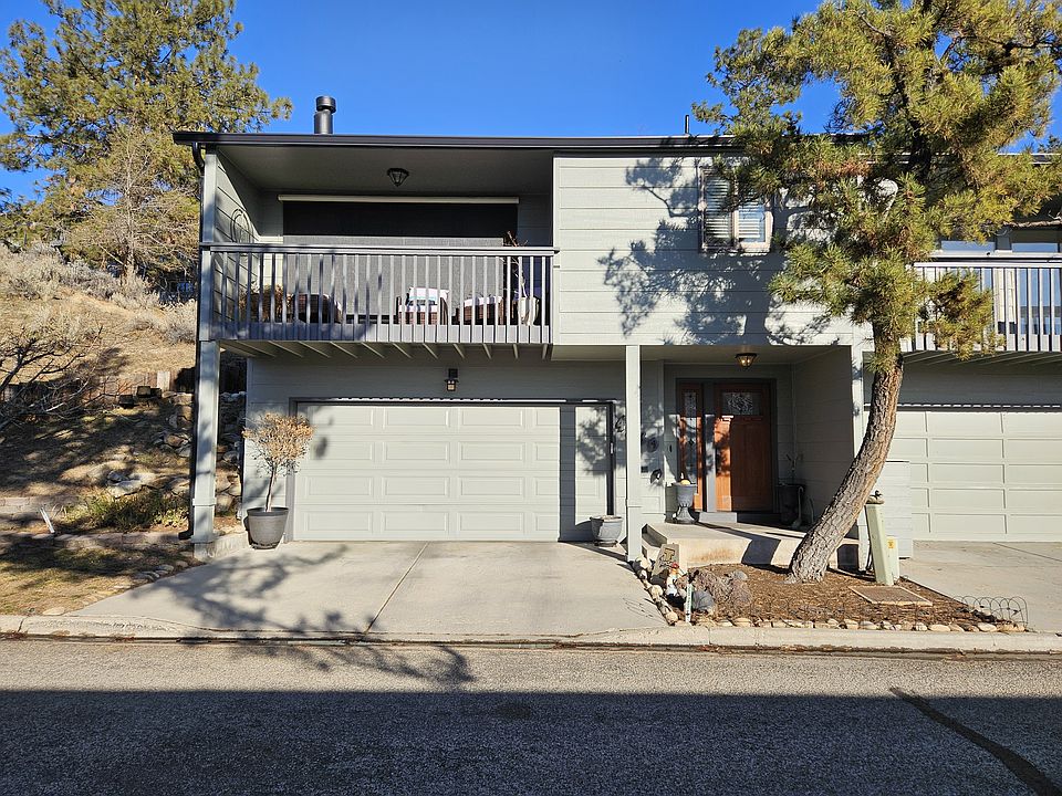 End unit with quick access to the foothills. Comes with a 2 car garage