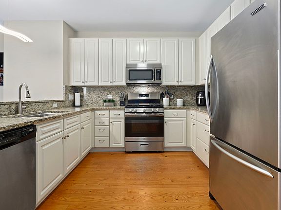 5th image of 1600 S Prairie Ave #1204