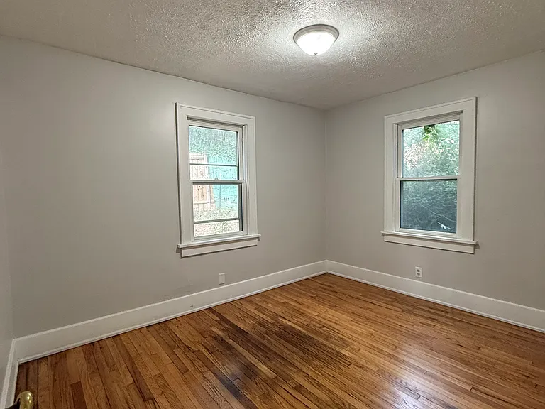 480 Houston Ave — Photo 11