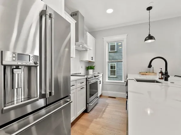 46 Plymouth St #1, Cambridge, MA 02141