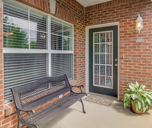 2105 Regency Ct 002