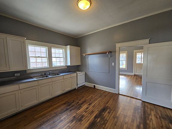 4th image of 110 Morgan Ave