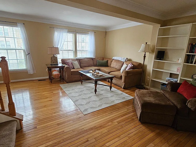 213 Windsor Ct — Photo 11