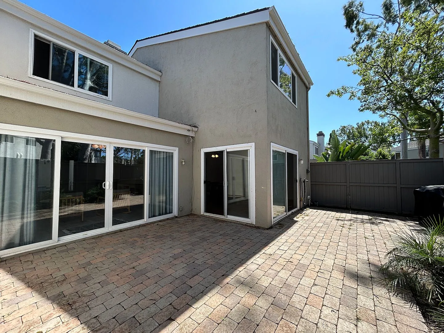 Spacious 5 Bed 3 Bath Townhome Near Beach in Huntington Beach! — Photo 3