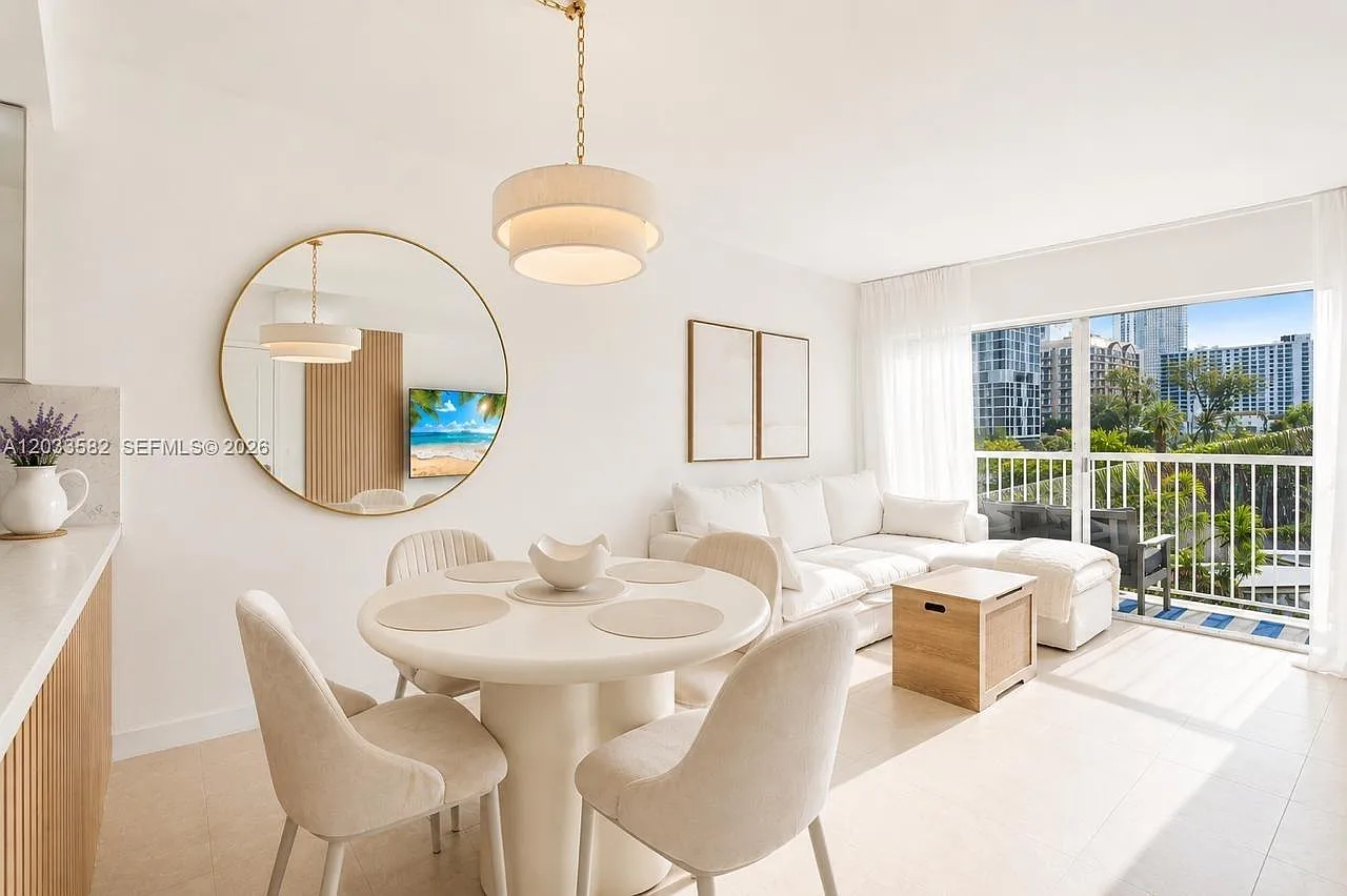 Towne Royale Condo — Photo 1