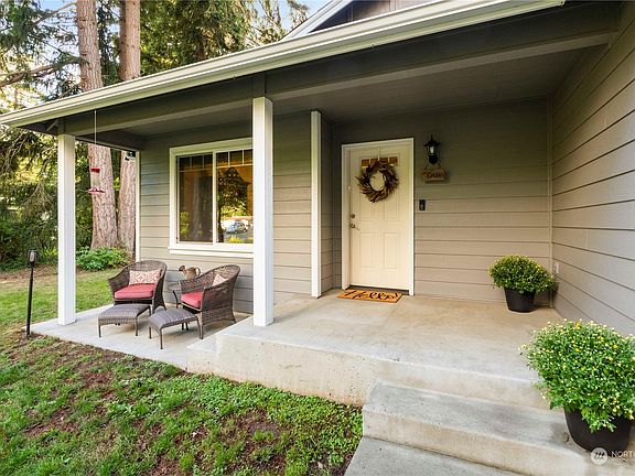 Covered front porch>