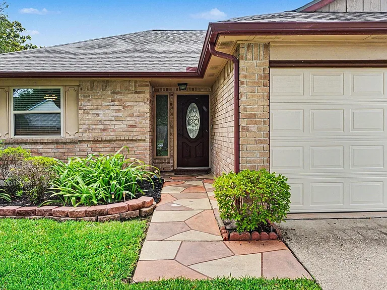 2909 Forest Hills Dr — Photo 2
