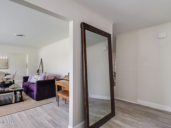 3rd image of 405 N Seal Ave
