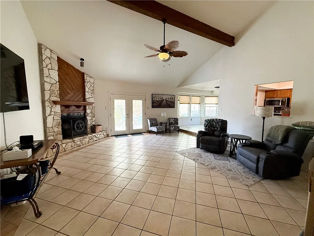 3 bed, 2.0 bath, 1645 sqft, $2,175 — Photo 3