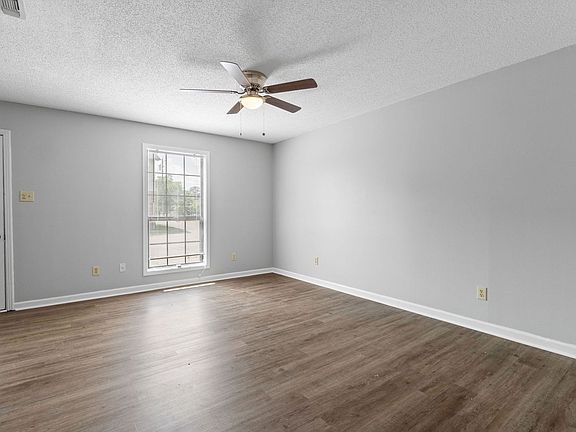 5th image of 121 Stephanie Dr APT A