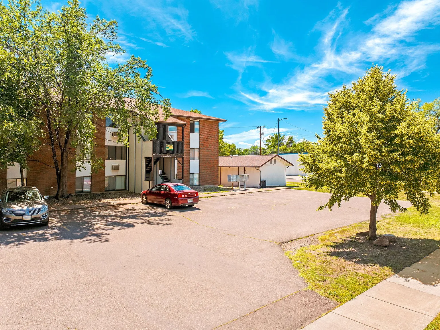Plum Tree Apartments - 1 & 2 BEDROOMS — Photo 4