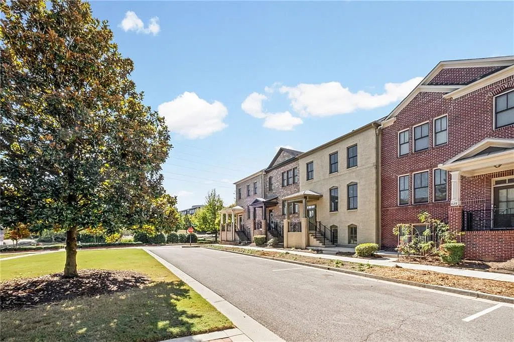 4 bed, 3.5 bath, 2350 sqft, $2,900 — Photo 3