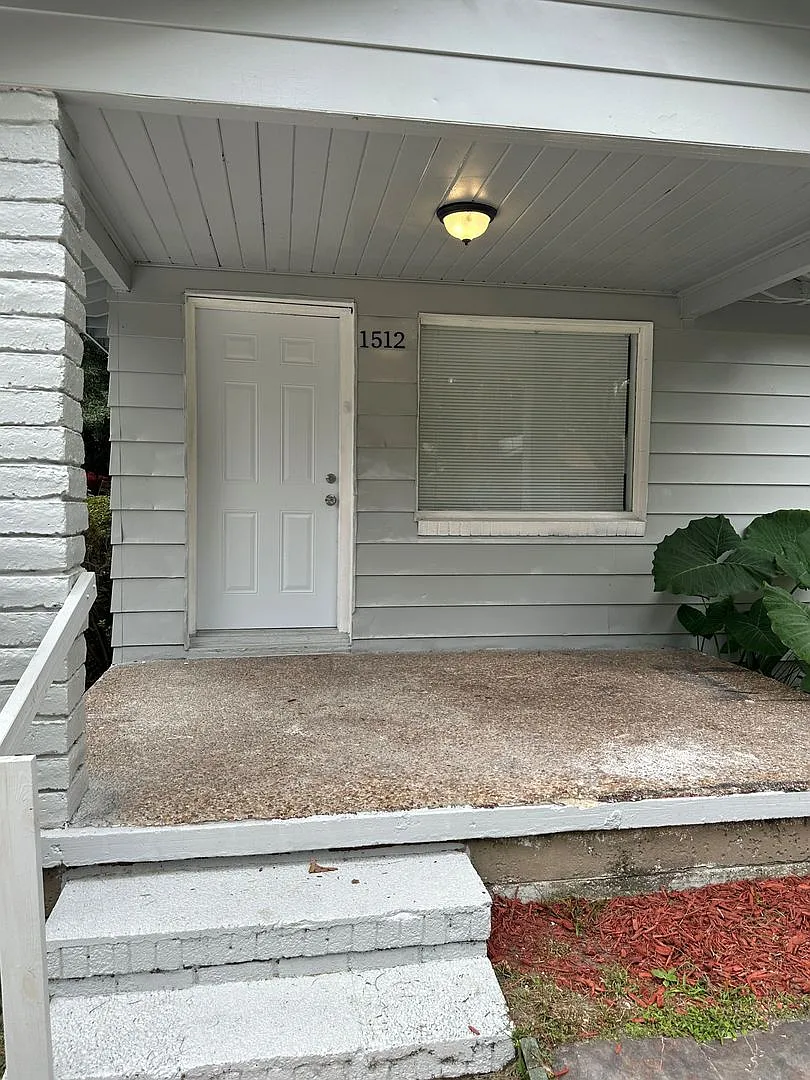 **Move in ready - 3/2 Renovated single family home — Photo 4