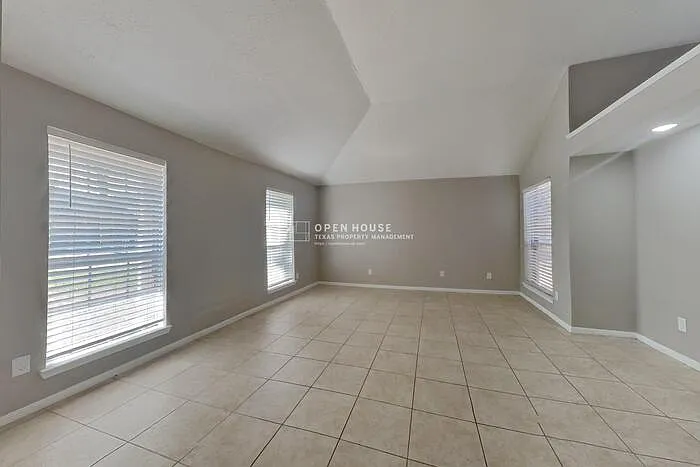 3 bed, 2.0 bath, 1902 sqft, $2,040 — Photo 3