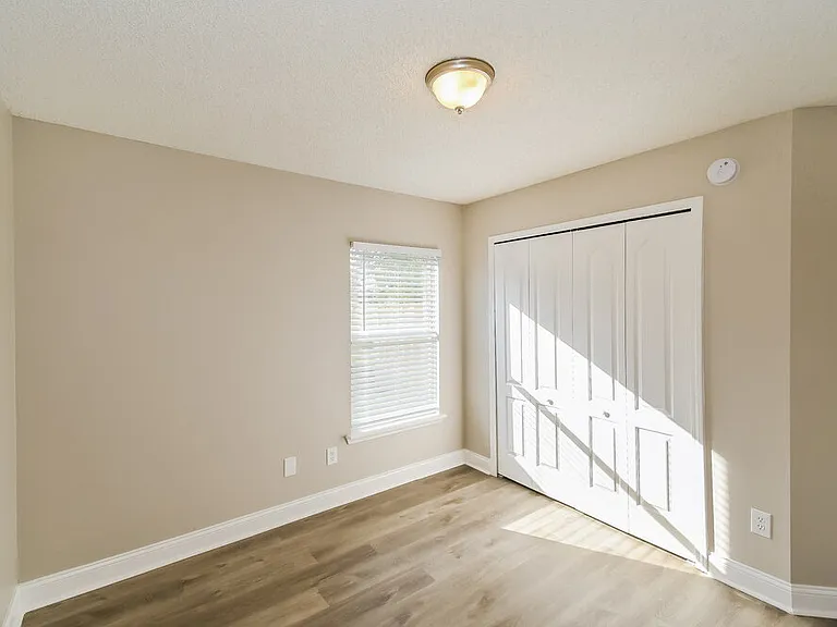 1068 Ardmore St — Photo 14