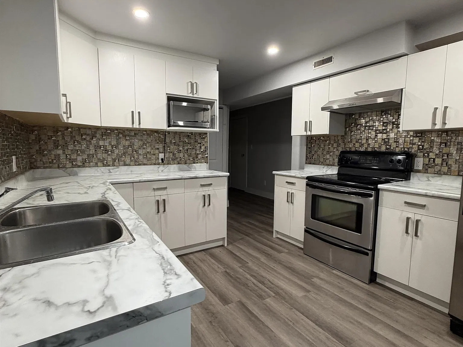 3 bed, 1360 sqft, $2,450 — Photo 3