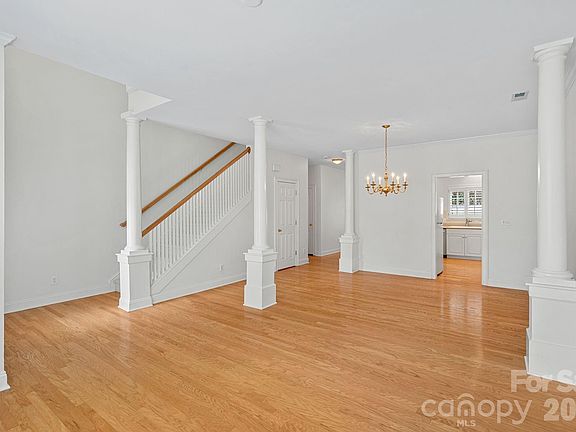 3rd image of 221 Sloane Square Way