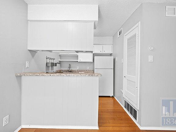 3rd image of 1111 W 10th St APT 209
