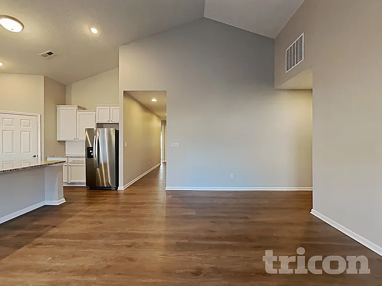 6646 Laurelwood Dr — Photo 2